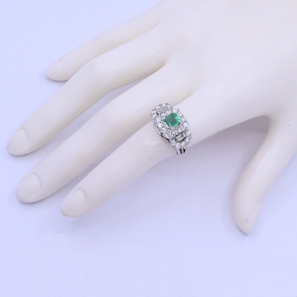Anillo oro 18k blanco con esmeralda y brillantes. Anillo oro 18k blanco con esmeralda y brillantes.