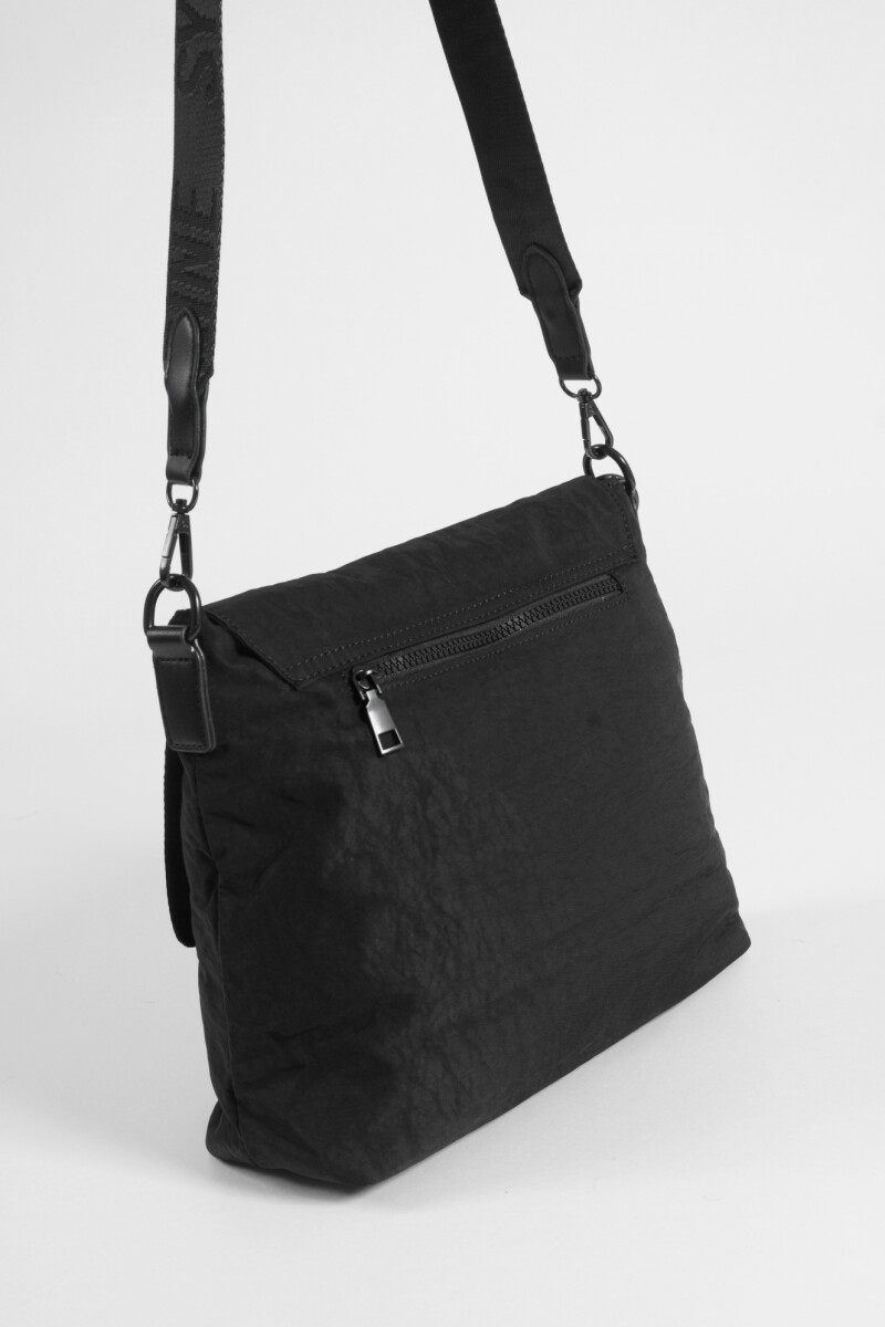 Bandolera con tapa y hebillas negro