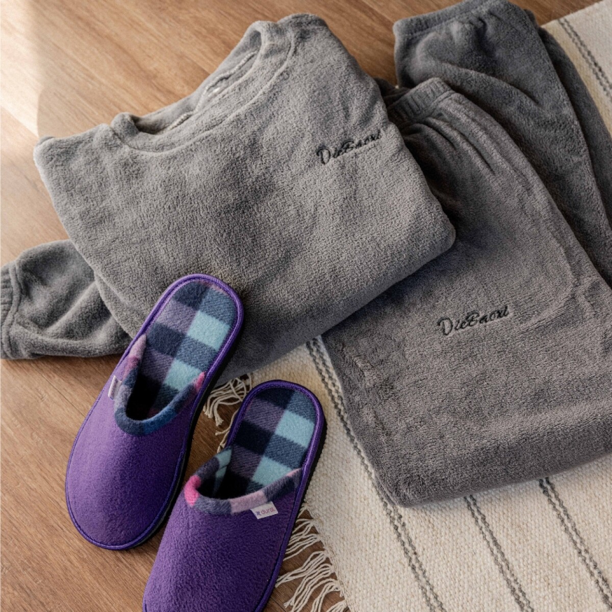 Pijama disponible en tono gris o rosado + pantufla clásica a elección 