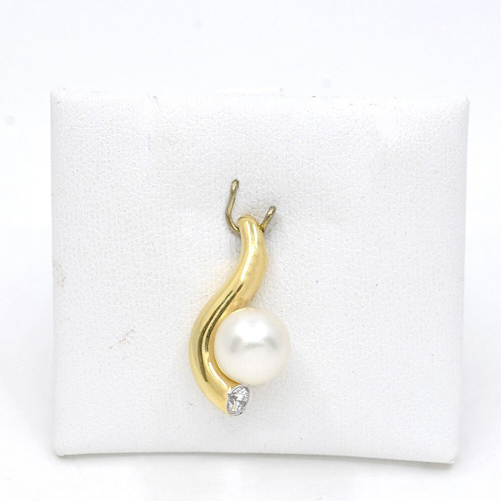 Dije en oro 18k con brillante y perla Dije en oro 18k con brillante y perla