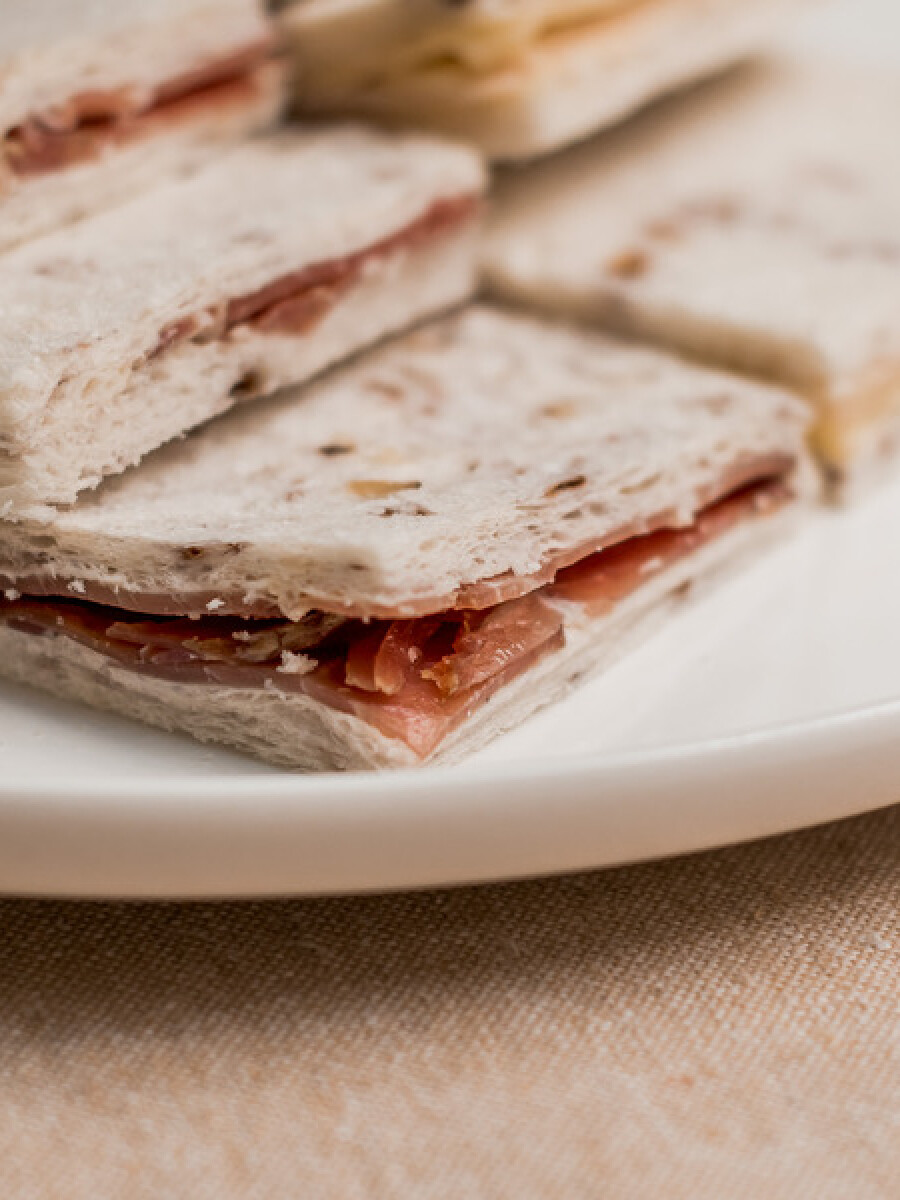 Sandwiches de pan de nuez con bondiola Sandwiches de pan de nuez con bondiola