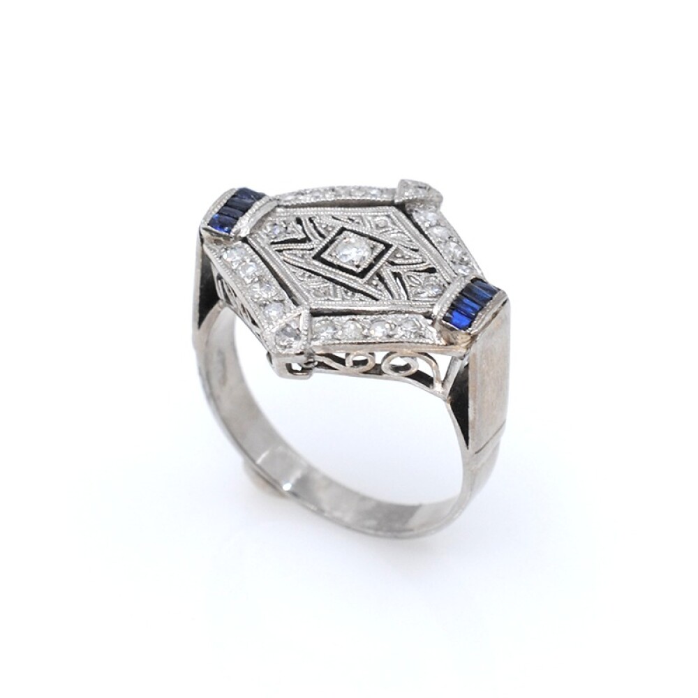 Anillo 18k estilo antiguo zafiros sintéticos,brillantes y diamantes Anillo 18k estilo antiguo zafiros sintéticos,brillantes y diamantes