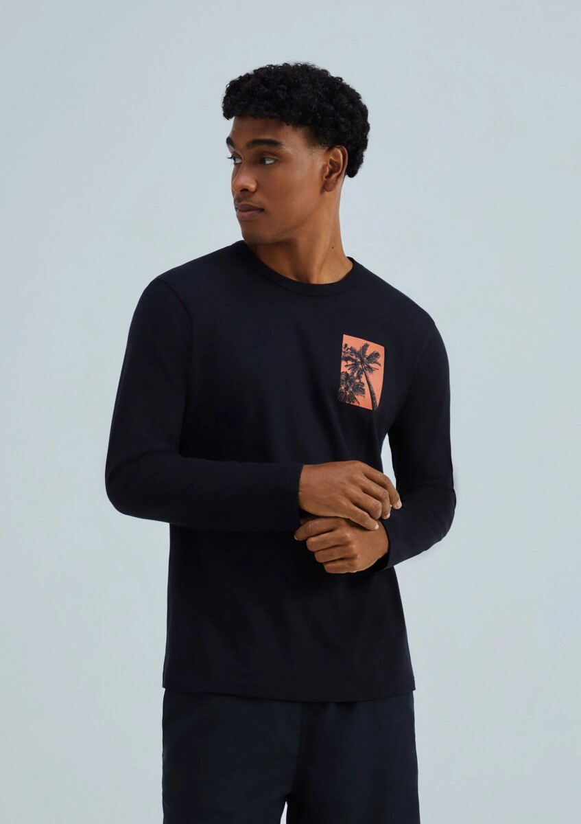 CAMISETA MASCULINA MANGA LARGA CON ESTAMPA - NEGRO 