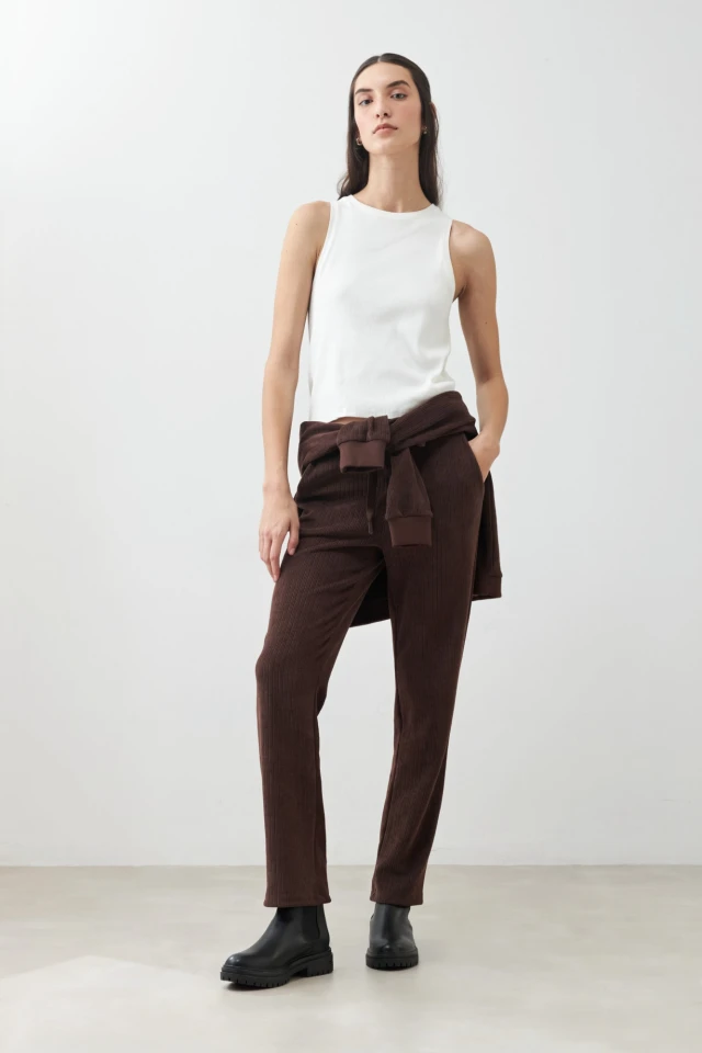Jogger c/textura acanalada chocolate
