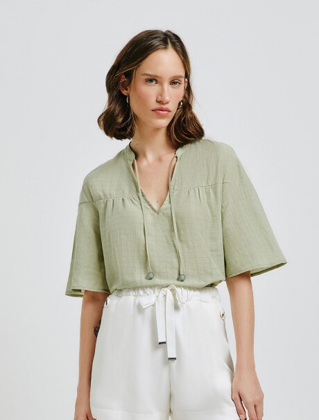 BLUSA DE ALGODÓN CON ESCOTE EN V VERDE