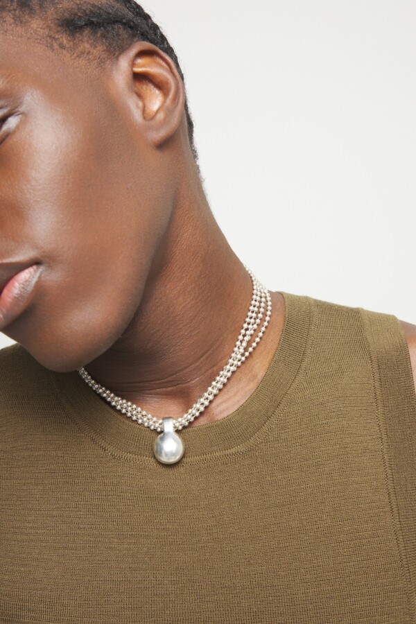 COLLAR DE ALEACIÓN DE METALES CON HILOS PLATEADOS Y BOLA GRANDE Colgante