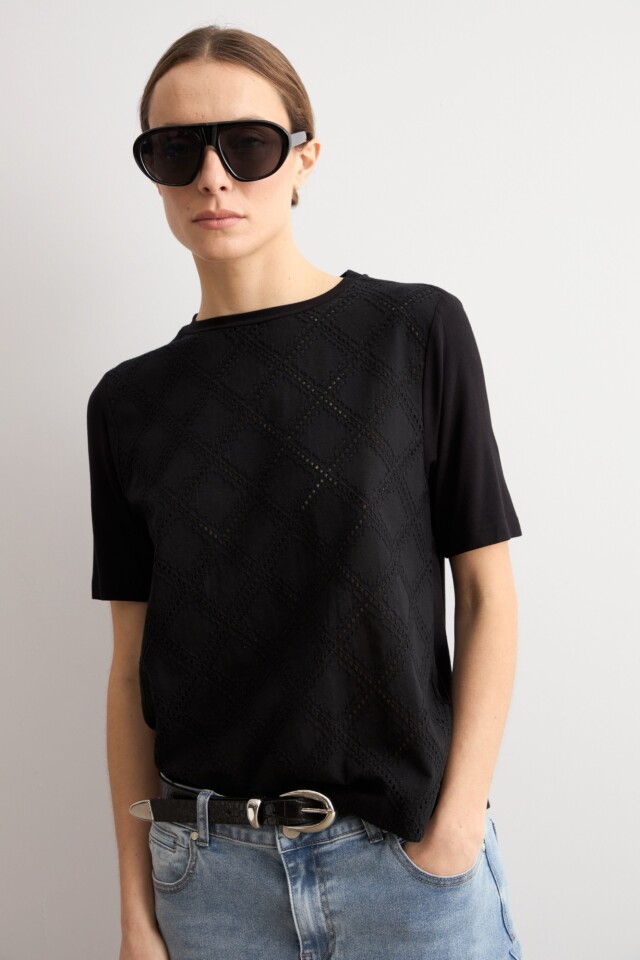Remera frente broderie negro