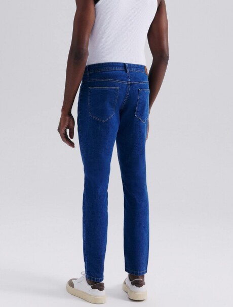 PANTALÓN DE JEAN BÁSICO SLIM CON ELASTANO AZUL