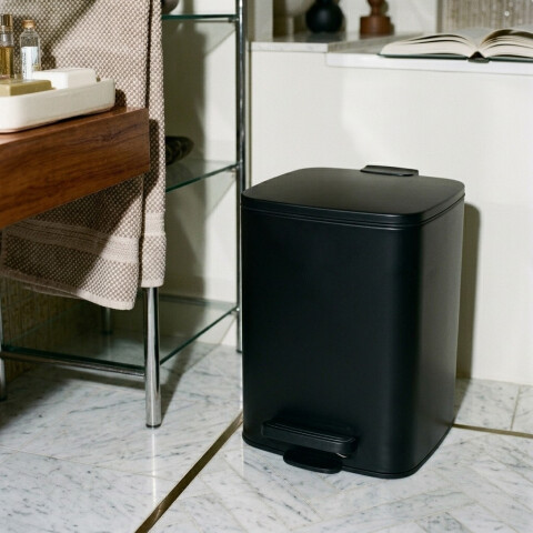 Tacho cesto de basura pequeño 6L con tapa a pedal Tacho cesto de basura pequeño 6L con tapa a pedal