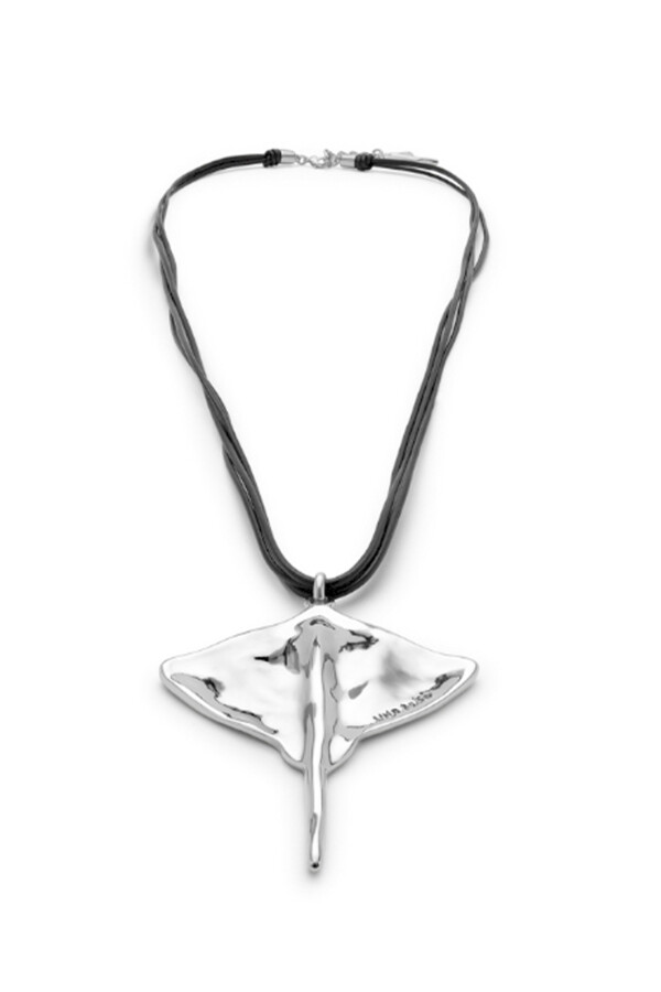 COLGANTE DE CUERO CON ALEACIÓN DE METALES BAÑADO EN PLATA DE LEY CON FORMA DE MANTARRAYA Colgante