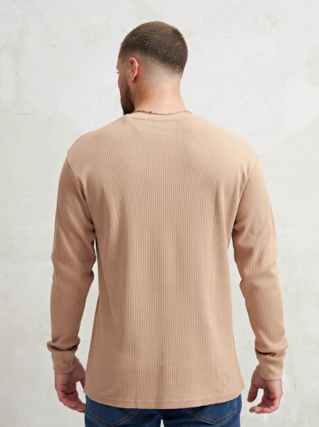 REMERA EROS BEIGE