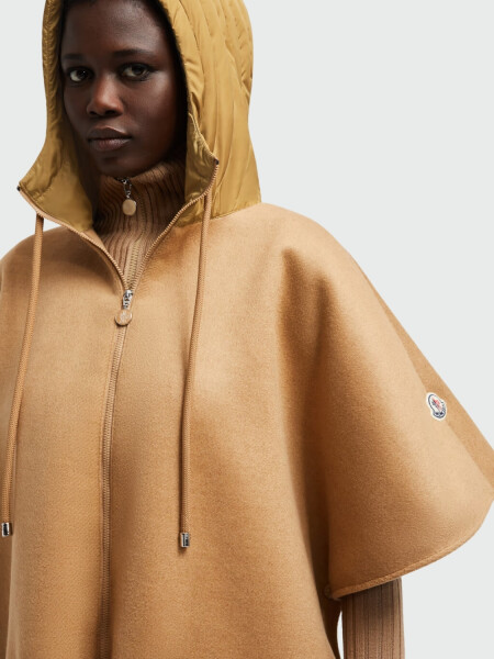 Moncler - Capa de plumón de lana con capucha Beige