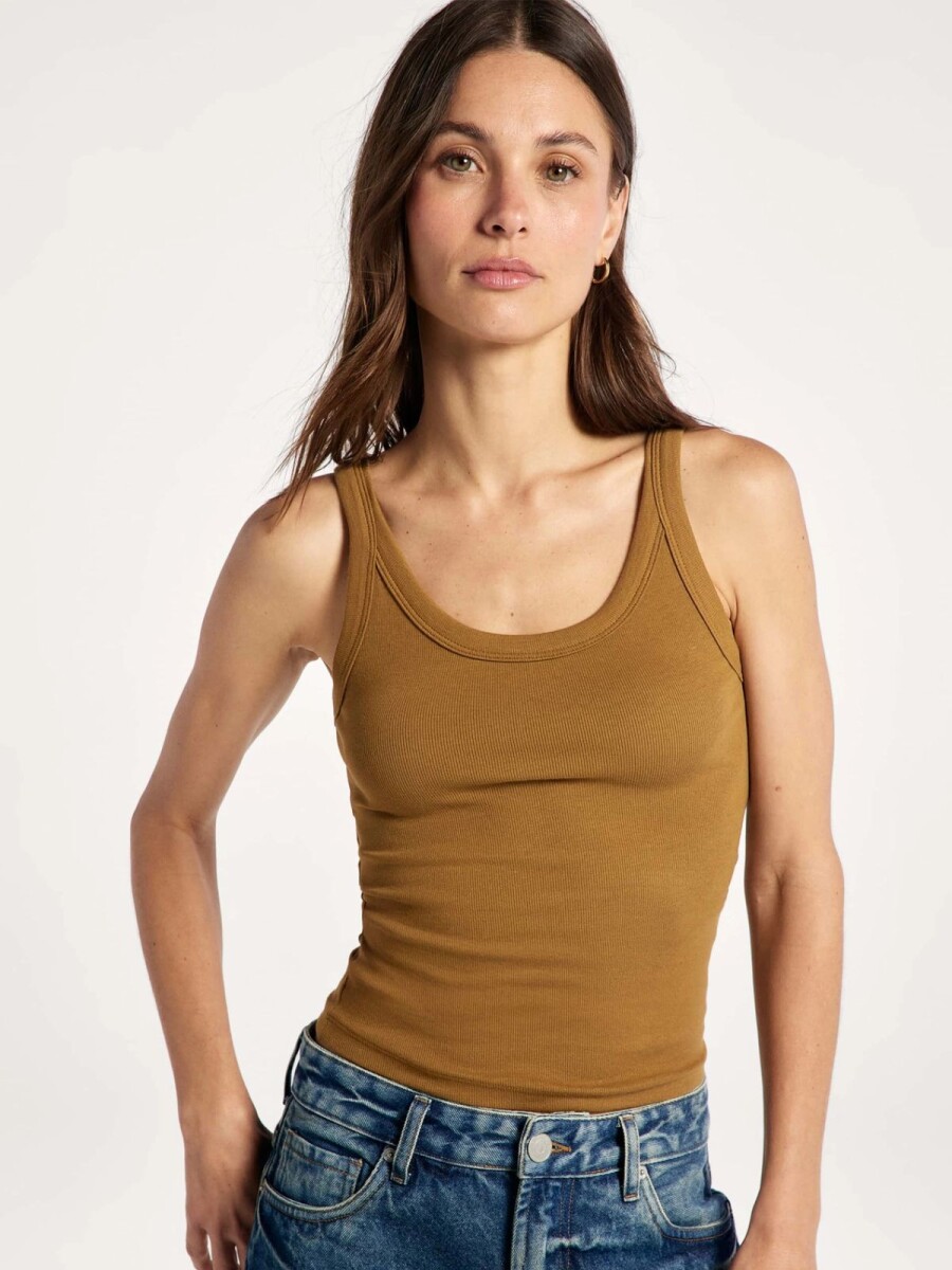 MUSCULOSA BÁSICA EN TELA ACANALADA - MARRÓN 