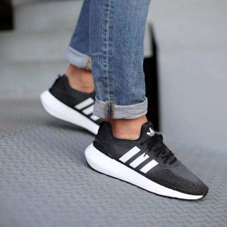 Championes adidas Swift Run Black