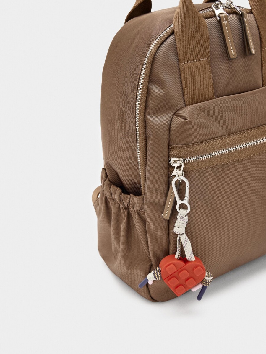 Mochila De Nylon Con Colgante De Corazón taupe