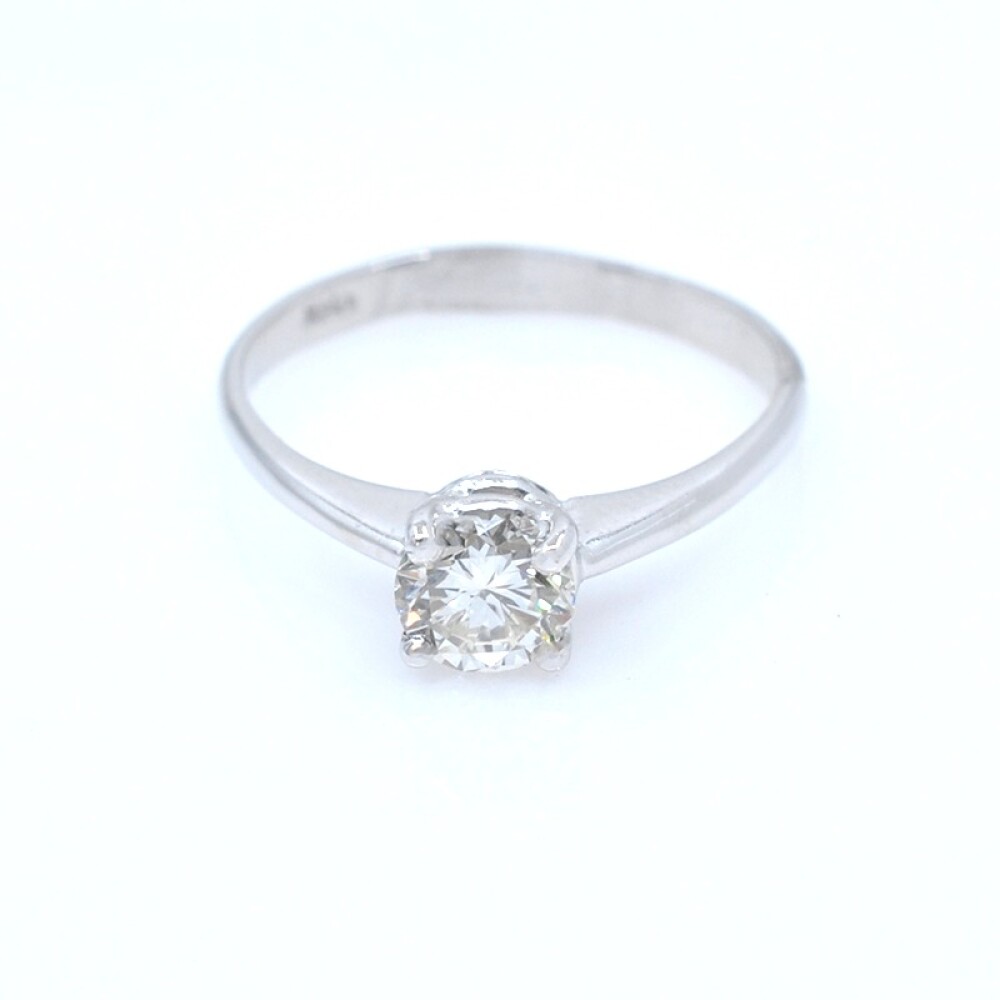Anillo solitario en oro 18k blanco y brillante. Anillo solitario en oro 18k blanco y brillante.