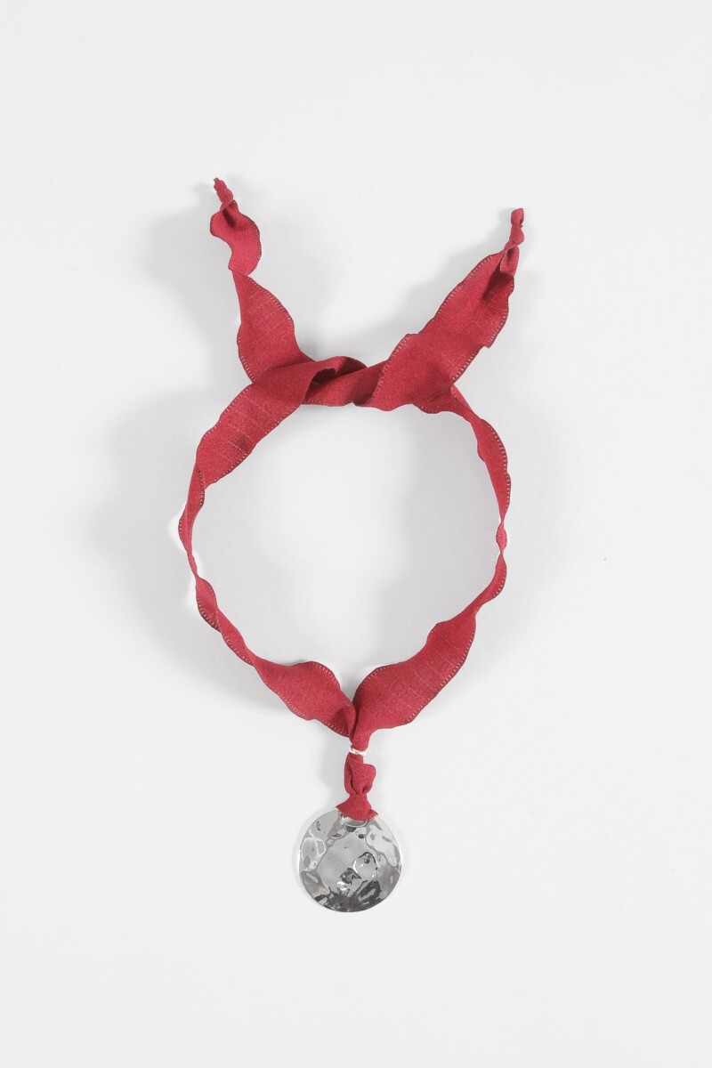 Collar cordón rojo dije metal plateado