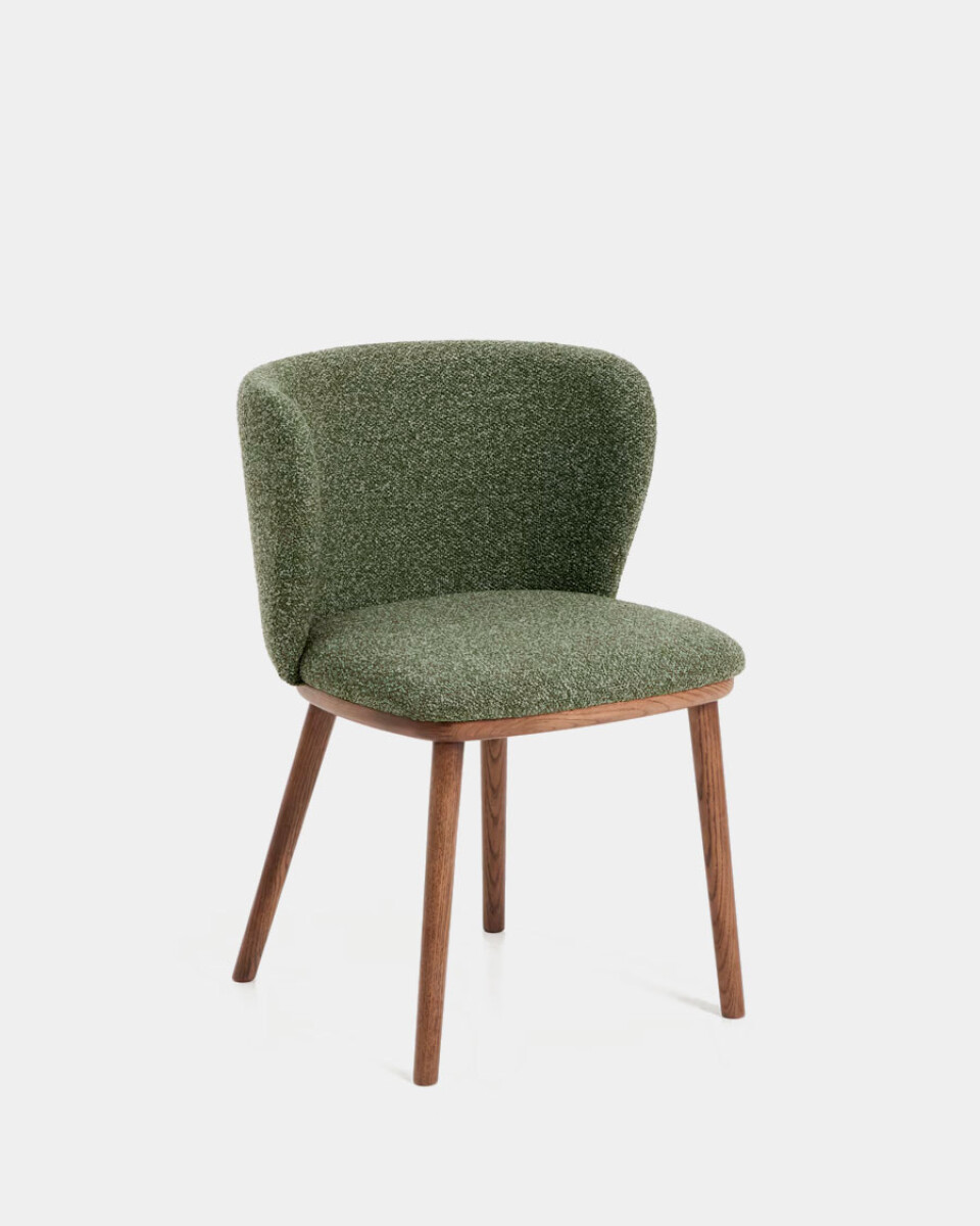 Silla Ciselia chenilla gruesa verde oscuro y patas de madera maciza de fresno acabado tono nogal 