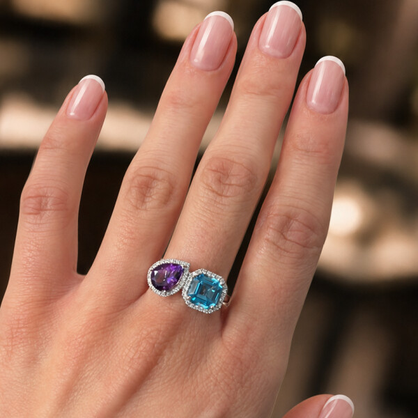 Anillo Anaí de Oro Blanco 18k con Brillantes, Topacio Azul y Amatista Anillo Anaí de Oro Blanco 18k con Brillantes, Topacio Azul y Amatista