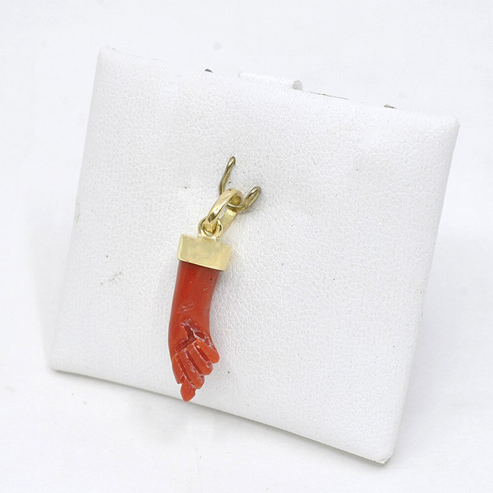 Colgante De 1.5 Cms en Oro 18 K Con Manito De Coral Colgante De 1.5 Cms en Oro 18 K Con Manito De Coral