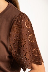 Remera Algodón Peinado Y Calados Chocolate