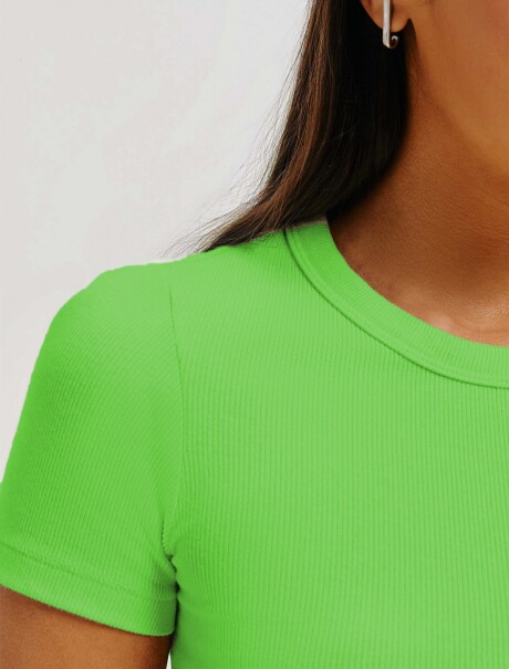 BLUSA CROPPED EN TELA ACANALADA VERDE LIMÓN