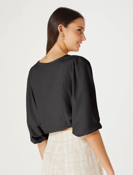 BLUSA CON MANGAS ABULLONADAS NEGRO