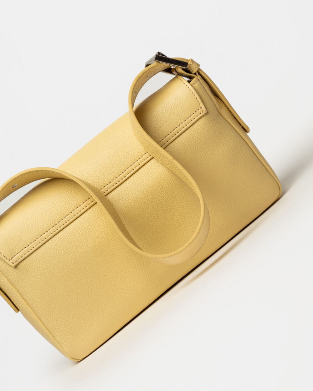 Cartera al hombro Signature en cuero graneado Vainilla
