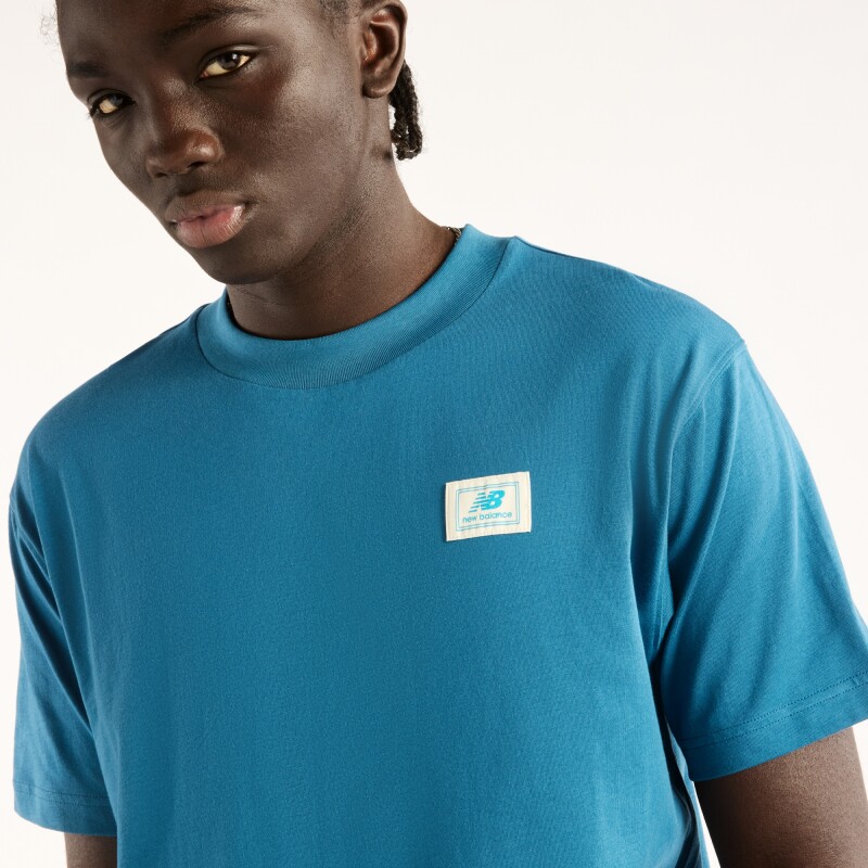 Remera New Balance de Hombre - Woven Label - MT53928STS BLUE
