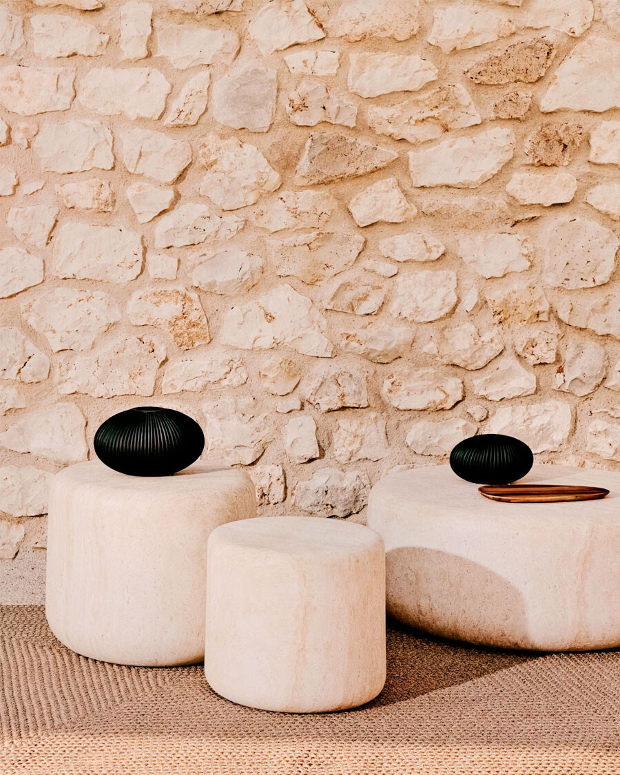 Mesa auxiliar Drasi de cemento con acabado efecto travertino Ø60 cm Mesa auxiliar Drasi de cemento con acabado efecto travertino Ø60 cm