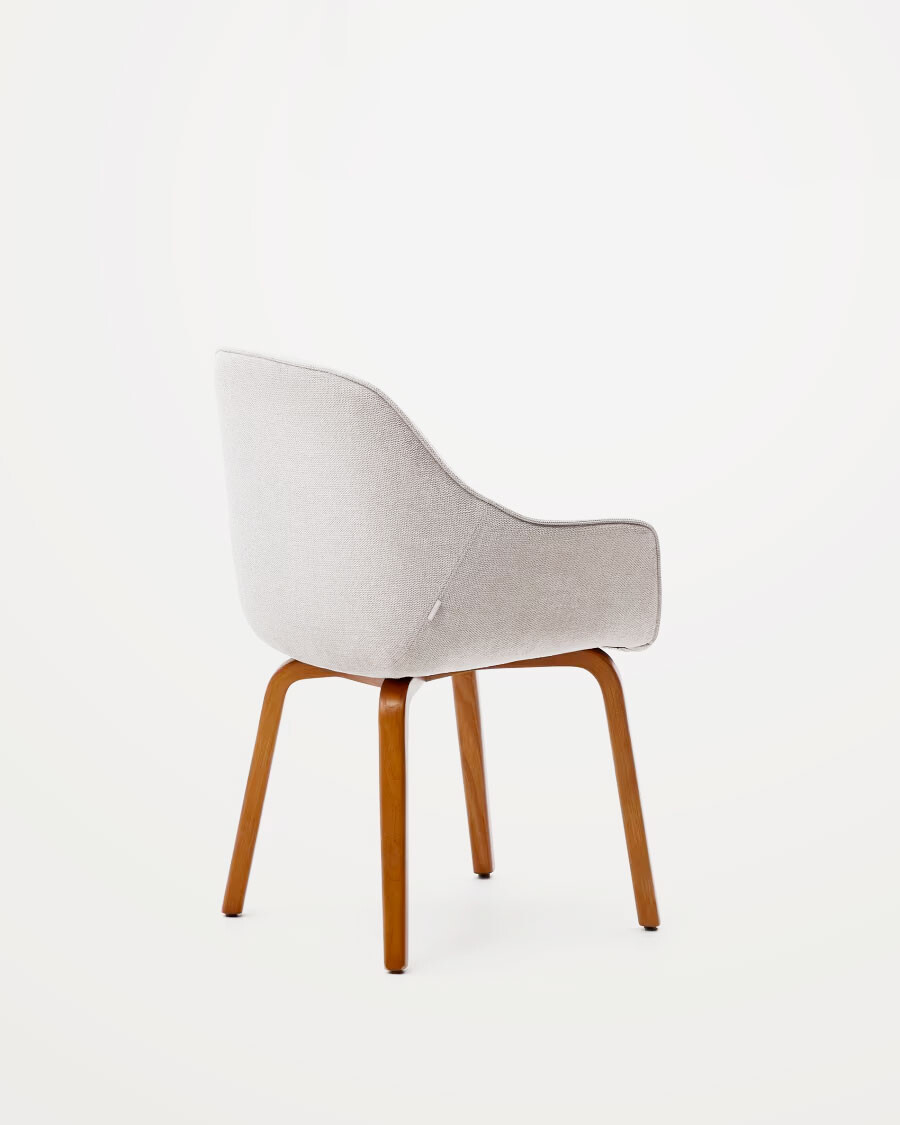 Silla Aleli de chenilla beige y patas de madera maciza de fresno con acabado nogal Silla Aleli de chenilla beige y patas de madera maciza de fresno con acabado nogal