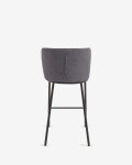Taburete Ciselia de chenilla gris oscuro y patas de acero con acabado negro altura 65 cm