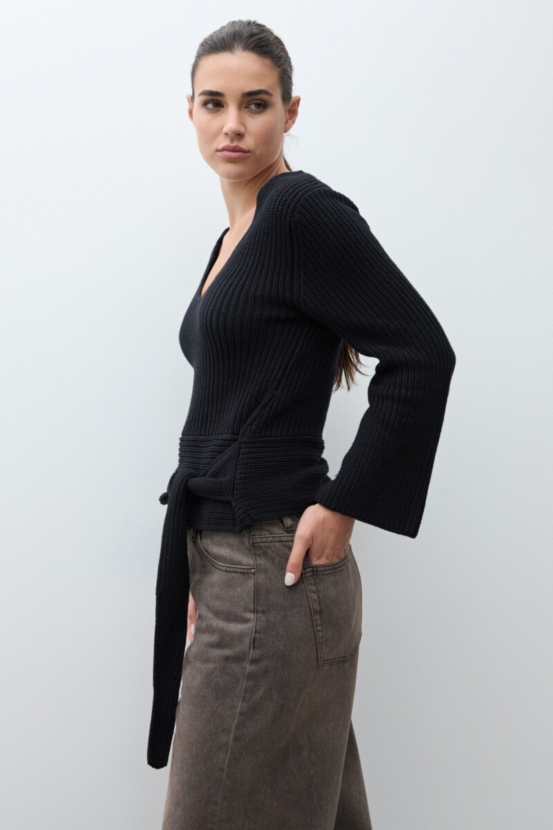 Sweater con lazo negro