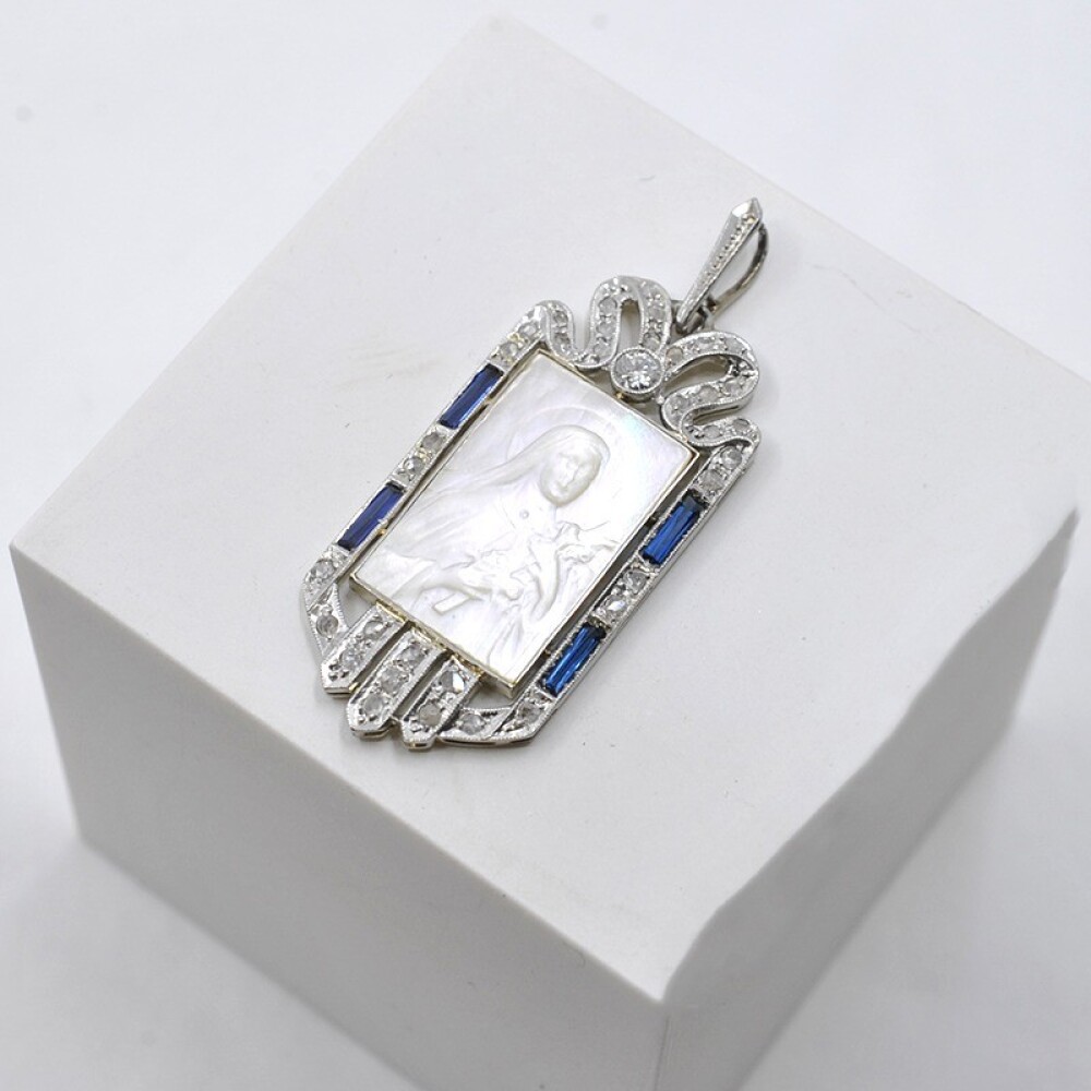 Medalla En Oro 18 Con Imagen De La Virgen En Madre Perla, Brillante, Diamantes Y Zafiros Sinteticos Medalla En Oro 18 Con Imagen De La Virgen En Madre Perla, Brillante, Diamantes Y Zafiros Sinteticos