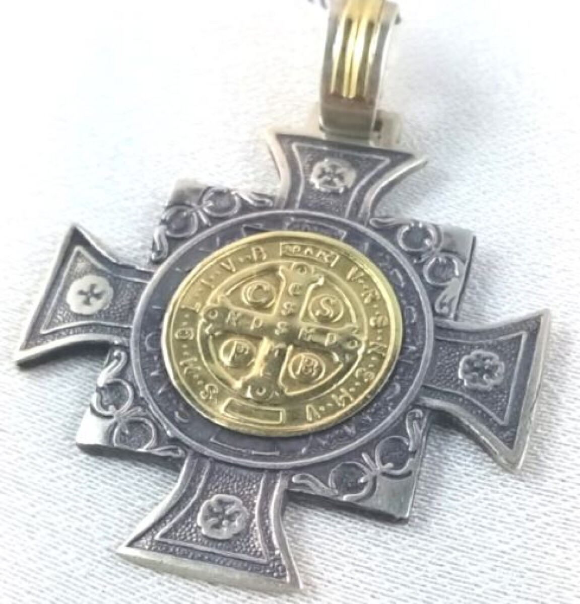 Cruz de San Benito de plata 925 y double en oro 18 Ktes. Medidas: 4 cm * 4 cm y espesor 2 mm. 