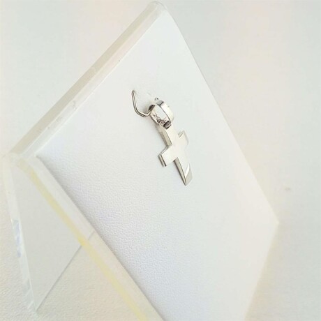Cruz de plata 925, Medidas largo 2 cm, ancho 1.4 cm, espesor 1.5 mm. Cruz de plata 925, Medidas largo 2 cm, ancho 1.4 cm, espesor 1.5 mm.