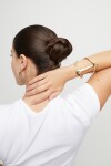 PULSERA RÍGIDA DE ALEACIÓN DE MATALES BAÑADO EN PLATA DE LEY ESTRUCTURA MANTARRAYA CON TOPACIOS Pulsera