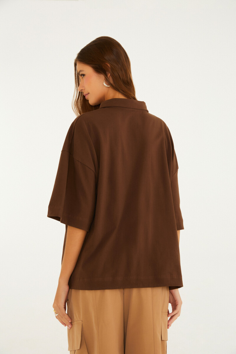 REMERA CON CUELLO Marron