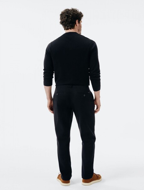 PANTALÓN MODELO CHINO EN SARGA NEGRO