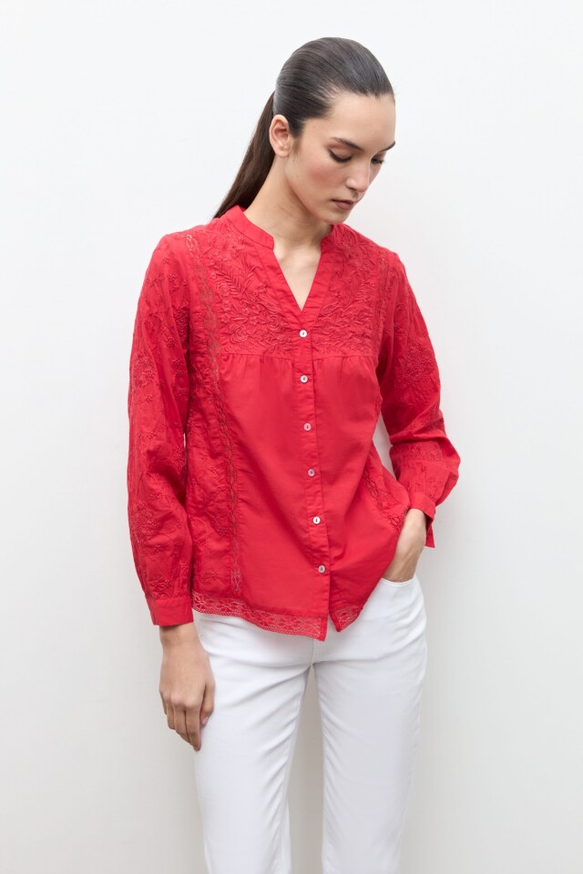 Camisa puntillas y bordados rojo