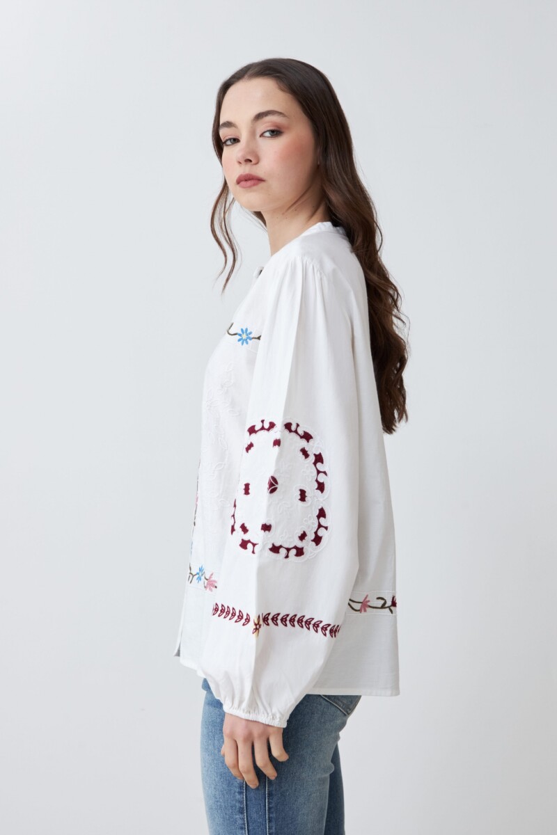 Camisa romántica con bordados florales blanco