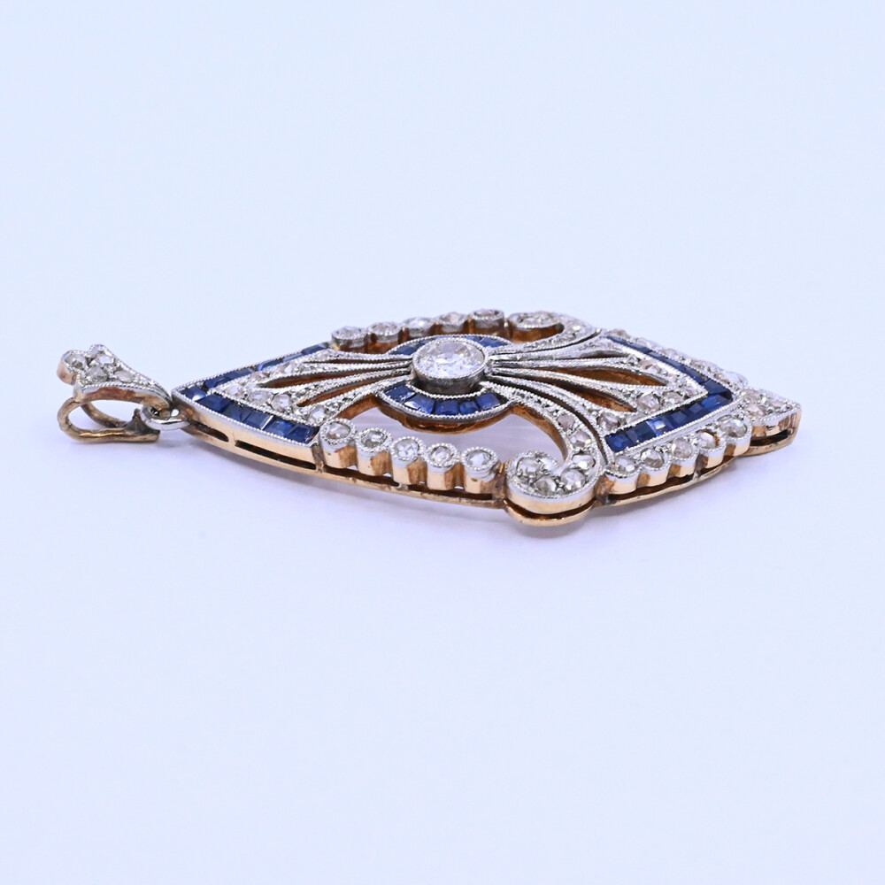 Colgante oro 18k antiguo con brillante, diamantes y zafiros sintéticos. Colgante oro 18k antiguo con brillante, diamantes y zafiros sintéticos.