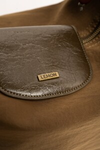 Cartera Con Charm Oliva