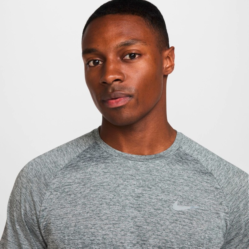 Remera Nike Dri-Fit Adv Stride Top de Hombre Gris
