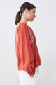 Remera boho con bordados lacre