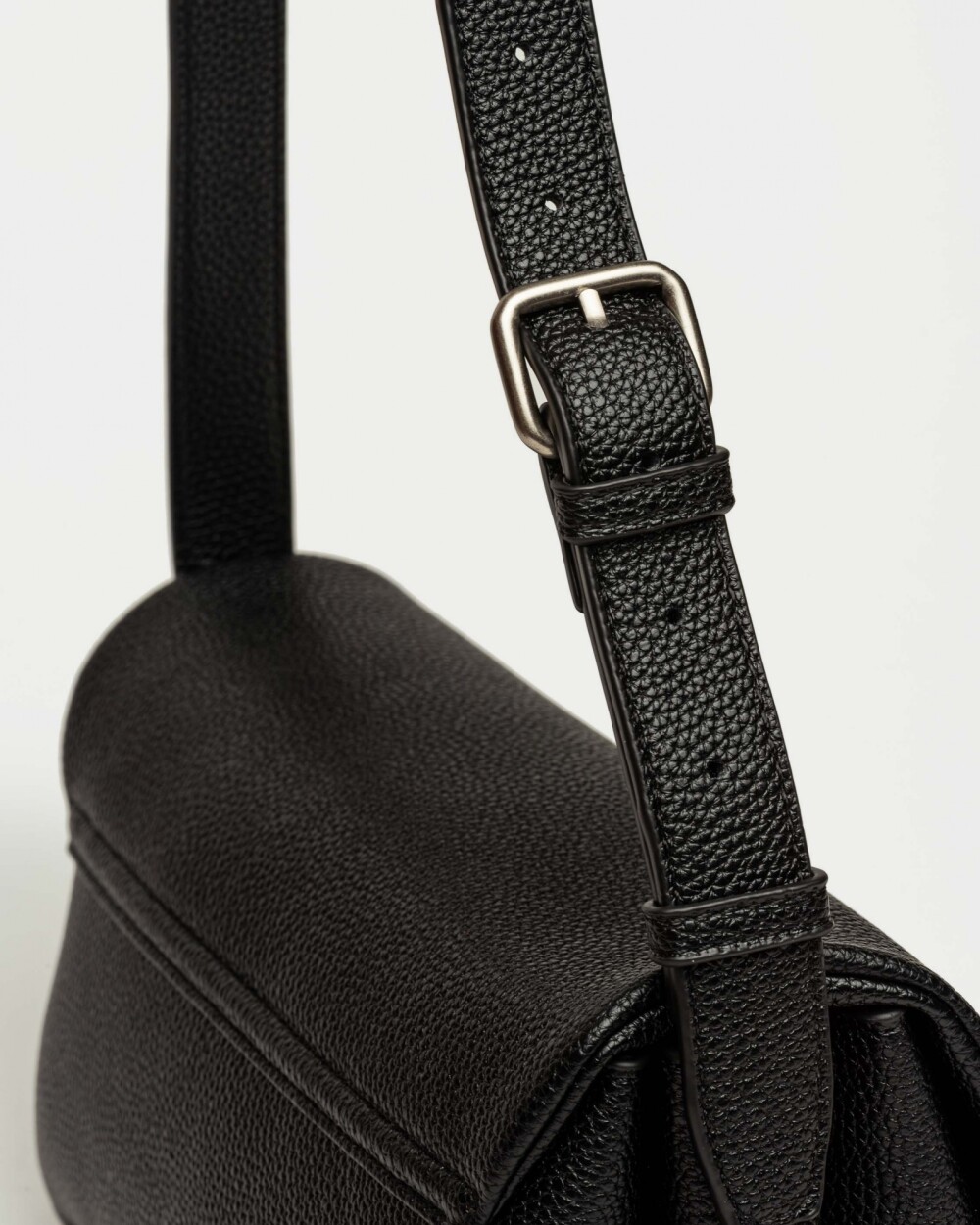 Cartera al hombro Leisure en efecto cuero graneado Negro