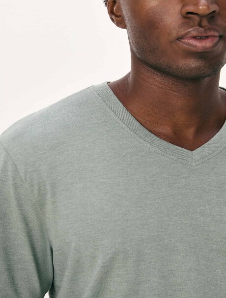 CAMISETA BÁSICA WORLD CUELLO EN V VERDE