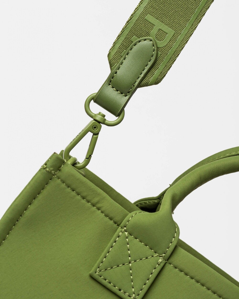 Cartera de mano Elena en nylon Verde