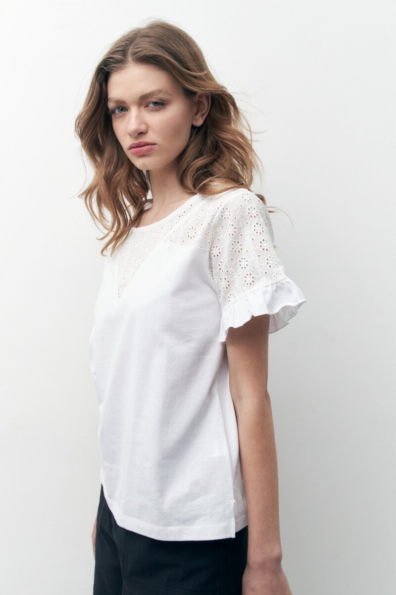 Remera combinada con broderie blanco