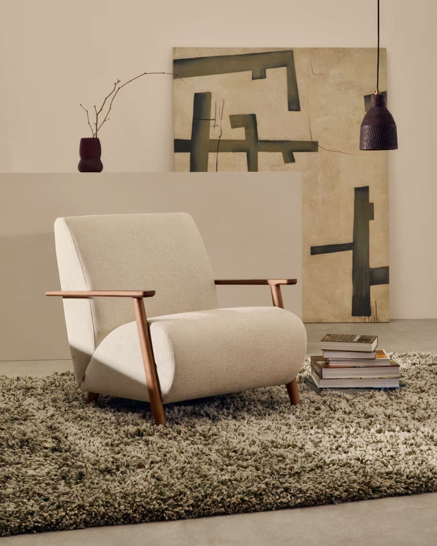 Butaca Meghan de chenilla de chenilla perla y madera maciza de fresno con acabado nogal FSC Mix Credit